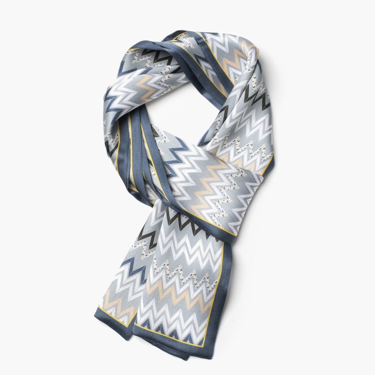 Upptäck konsten med personliga sidenscarfar och personligt tryck av bandana från Tassel Scarf Factories